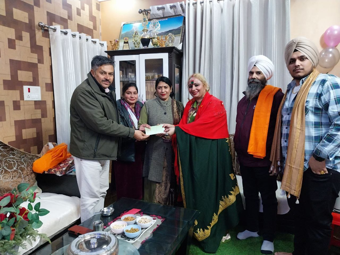 Monika Sai and Gagan Deva Ji from Delhi came forward for the needy family